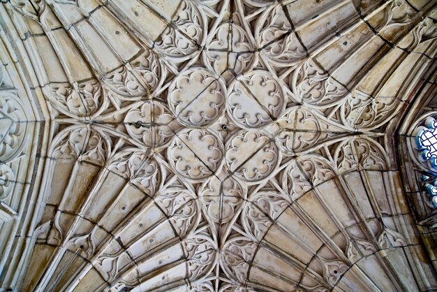 Vue directement en dessous du plafond de l'église
