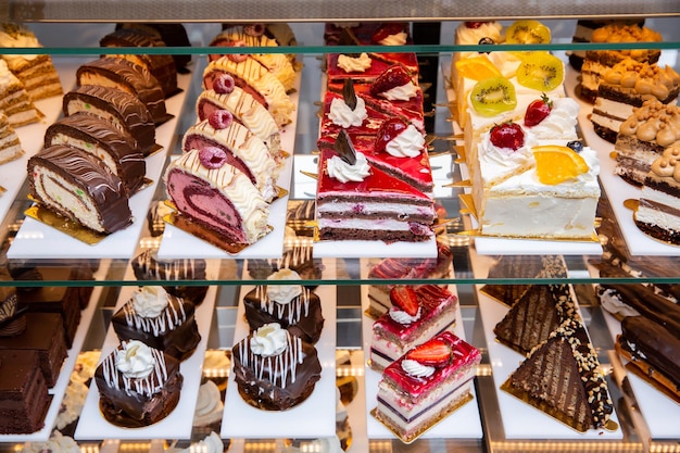 Vue de divers assortiments de gâteaux sur le stand de la boulangerie