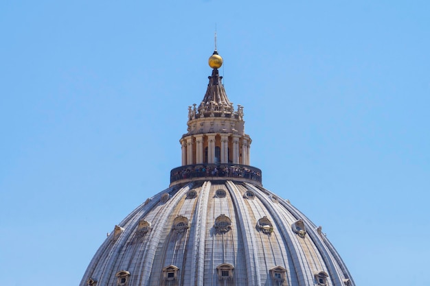 Vue sur le dôme de la basilique Saint-Pierre à Rome Italie