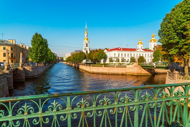 Vue sur le dôme de la cathédrale navale Saint-Nicolas, avec la traversée du canal Griboïedov et du canal Kryukov, Semimostye . Saint-Pétersbourg.