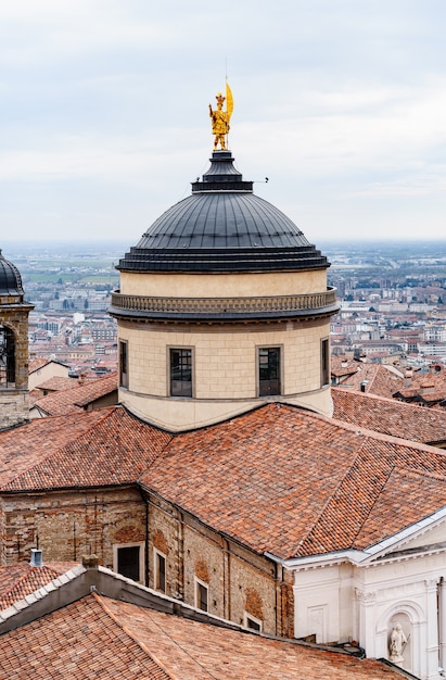 Vue sur le dôme et la statue de la cathédrale de st alessandro bergamo italie