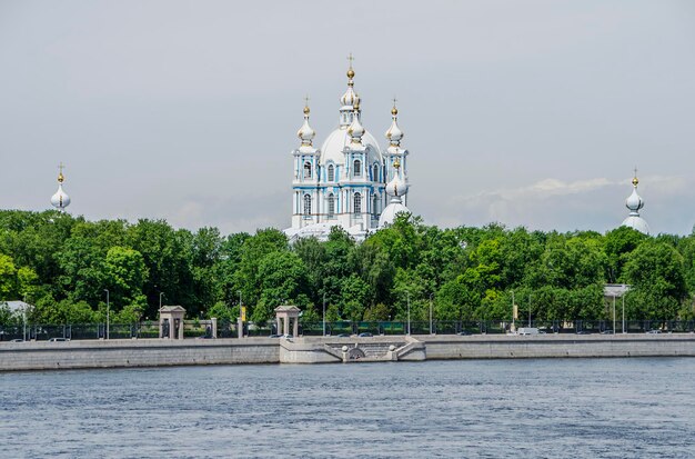 Vue sur les dômes de la cathédrale Smolny de la résurrection du Christ depuis le pont Pierre le Grand à Saint-Pétersbourg Russie