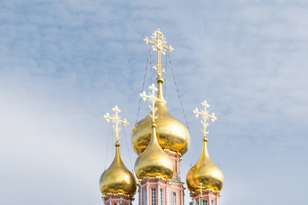 Vue sur les dômes dorés de l'Église orthodoxe contre le ciel.