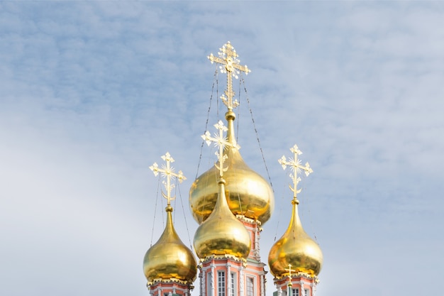 Photo vue sur les dômes dorés de l'église orthodoxe contre le ciel.