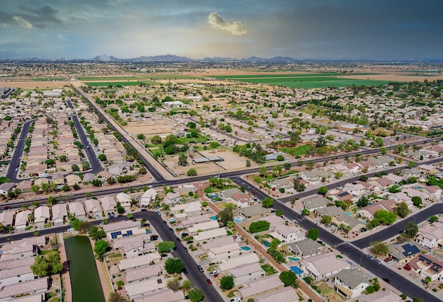 Vue Donnant Sur La Petite Ville Du Désert Une Ville D'avondale De Montagnes Escarpées Près De La Capitale De L'état De Phoenix En Arizona