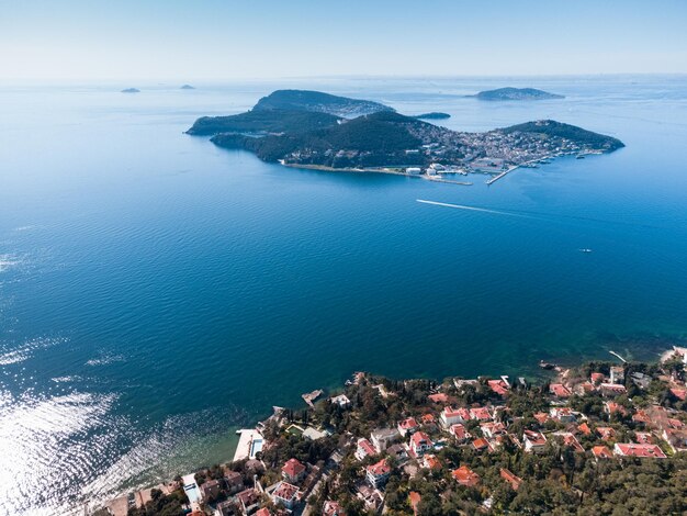 Vue de drone de Burgaz et de l'île de Buyukada à la mer de Marmara Prince Islands Istambul Turquie