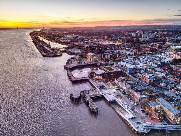 Photo vue de drone de la coque britannique au coucher du soleil