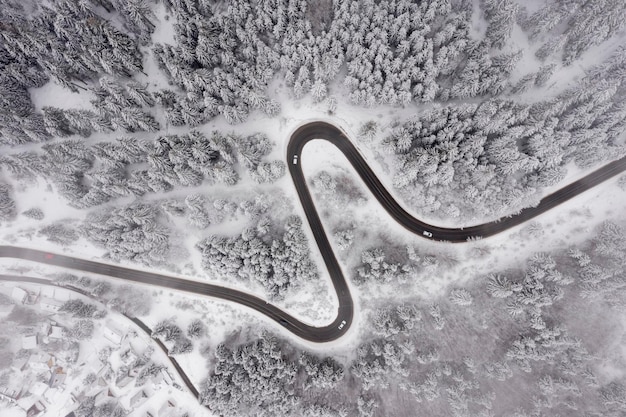 Vue de drone sur la route de montagne en hiver