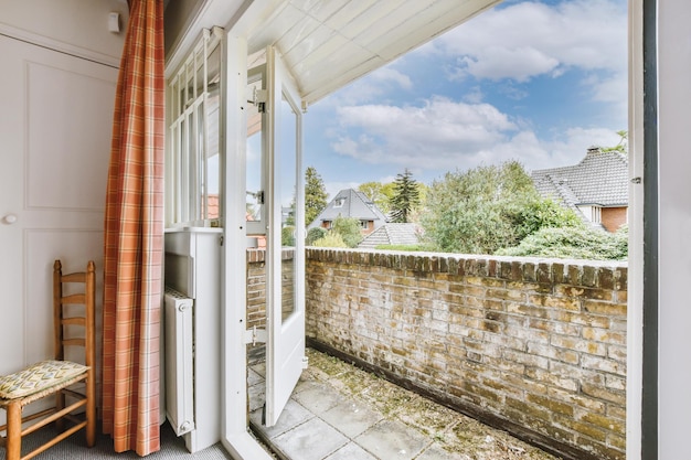 Vue du balcon étroit en brique