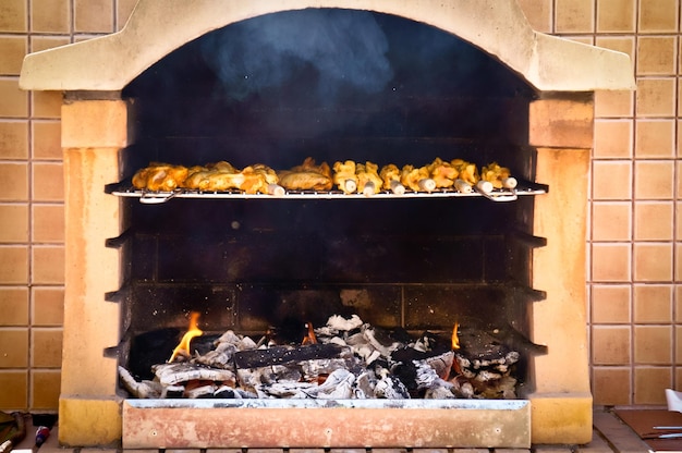 Vue du barbecue à l'intérieur d'un grill à briques