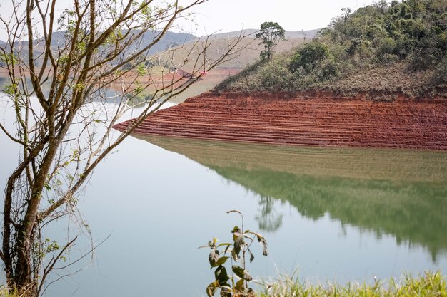 Vue du barrage en crise d'étiage