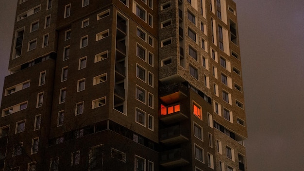 Vue du bâtiment en bas angle la nuit