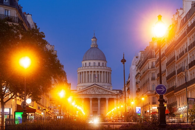 Vue du bâtiment du Panthéon à Paris au moment du coucher du soleil