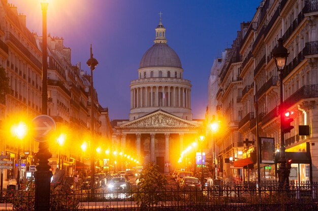 Vue du bâtiment du Panthéon à Paris au moment du coucher du soleil