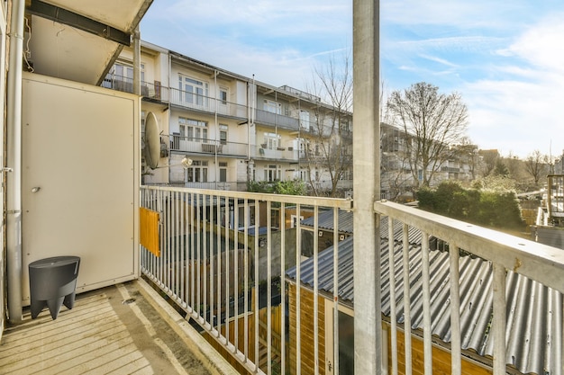 Vue du bâtiment d'en face depuis le balcon