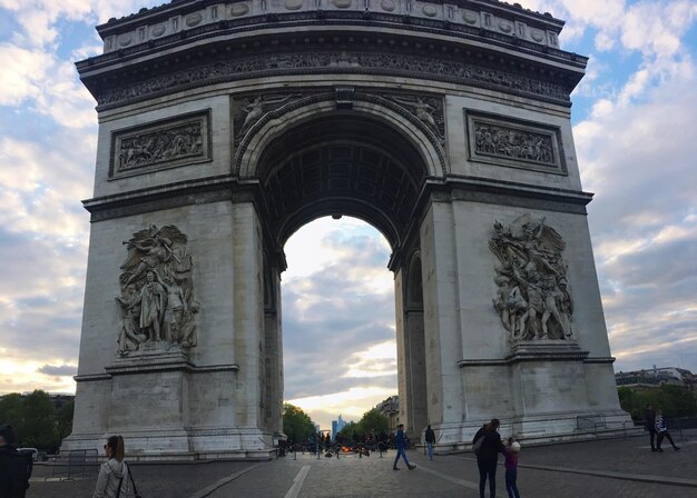 Photo vue du bâtiment historique sur un ciel nuageux