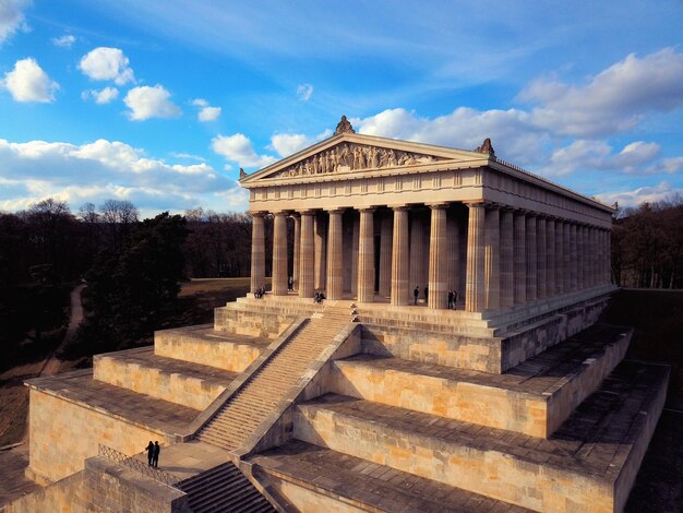 Vue du bâtiment historique sur un ciel nuageux