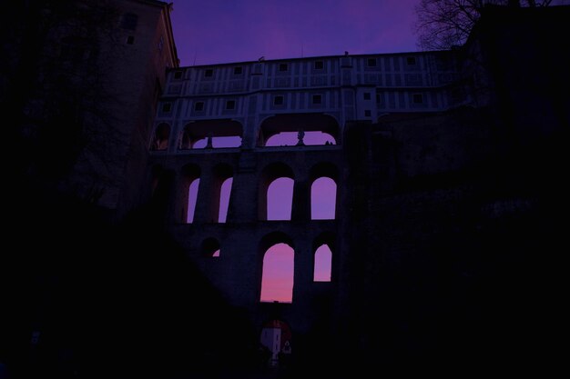 Vue du bâtiment historique la nuit