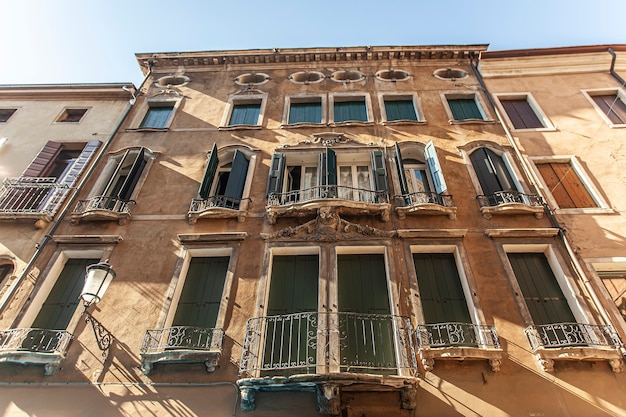 Vue du bâtiment historique de Padoue en Italie par une journée ensoleillée