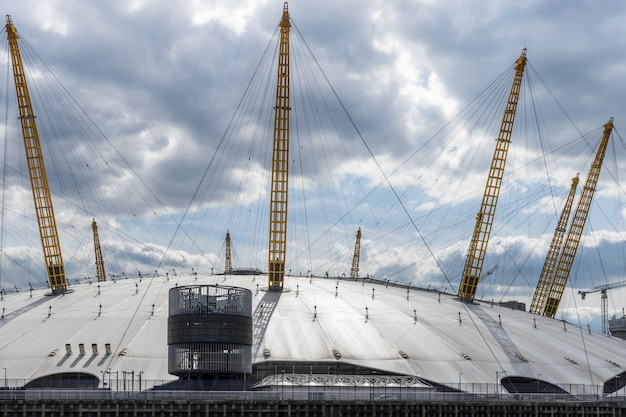 Vue du bâtiment O2 depuis la Tamise