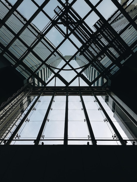Vue du bâtiment sous un angle bas à travers le plafond en verre