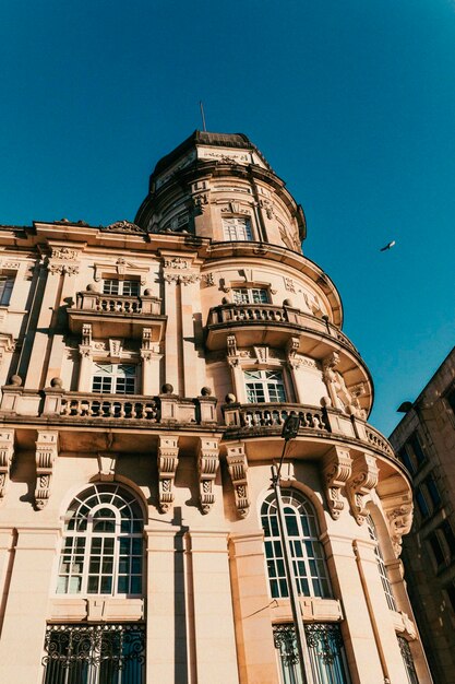 Photo vue du bâtiment sous un angle bas