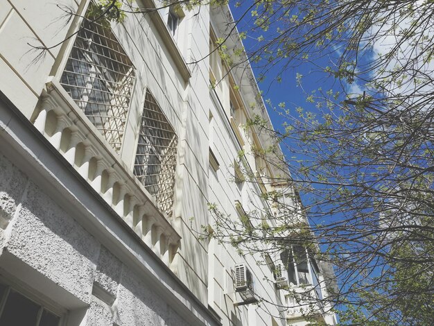 Photo vue du bâtiment sous un angle bas