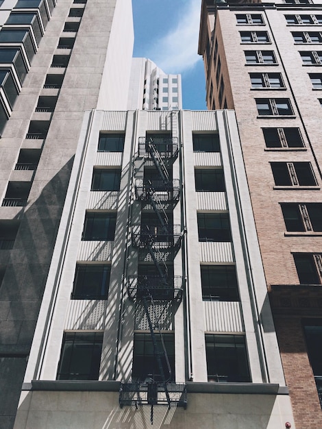 Photo vue du bâtiment sous un angle bas