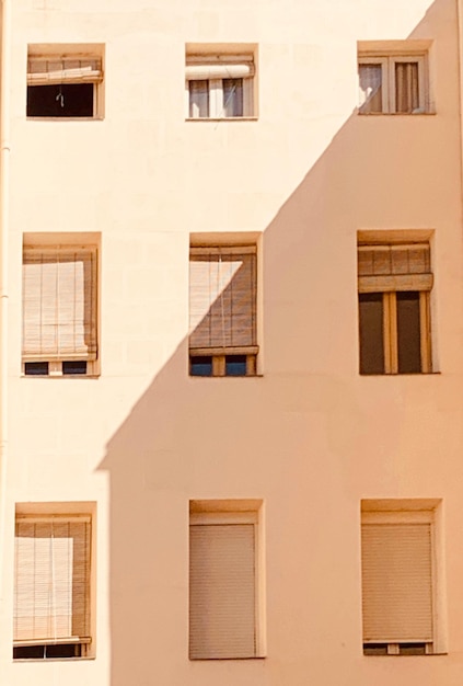 Photo vue du bâtiment sous un angle bas