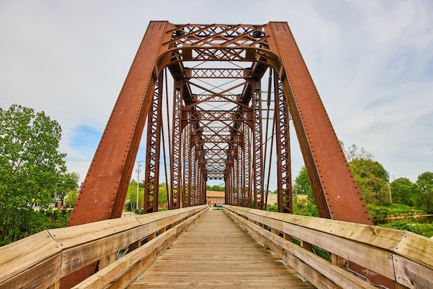 Vue du bâtiment à travers un pont ferroviaire converti, maintenant un pont piétonnier en bois à Mount Vernon