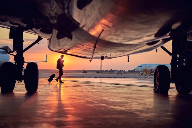 Vue du beau soleil du hangar d'aviation