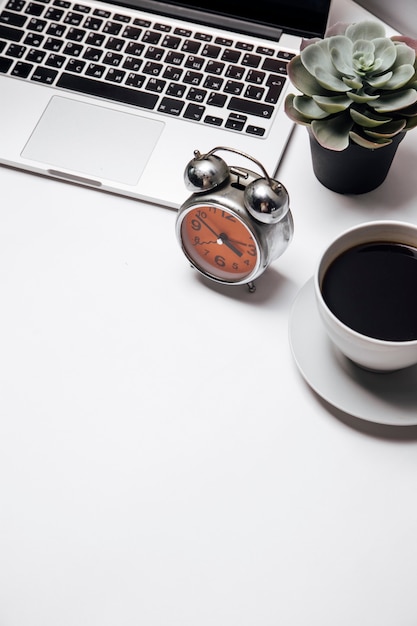 vue du bureau avec café et ordinateur portable