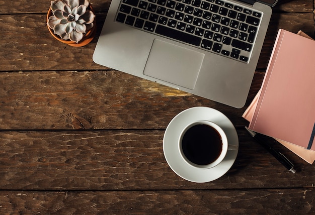 vue du bureau avec café et ordinateur portable