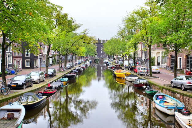 Vue du canal d'Amsterdam avec des bateaux