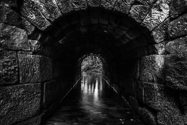 Photo vue du canal au milieu du tunnel