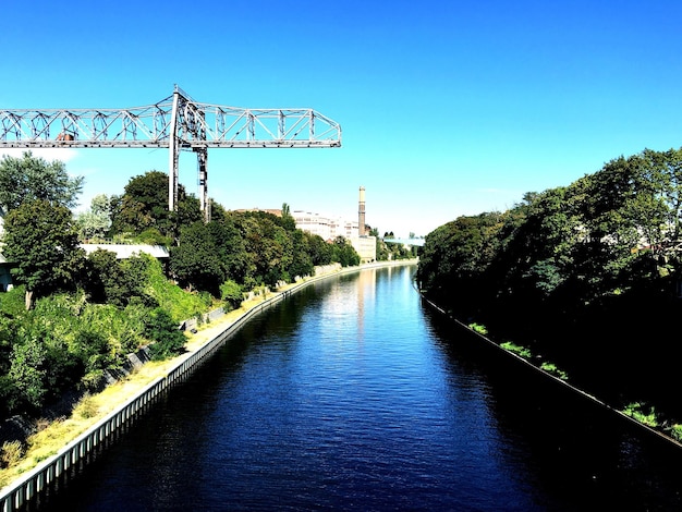 Photo vue du canal le long des arbres