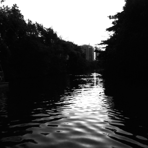 Photo vue du canal le long des bâtiments.