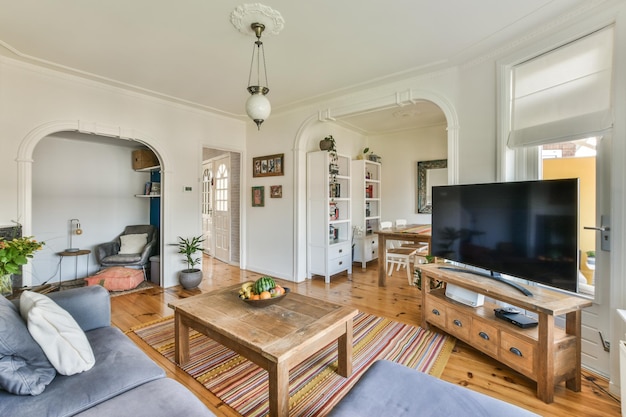 Vue du canapé et de la table dans le salon