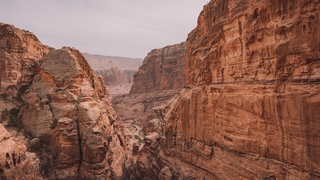 Une vue du canyon depuis le sommet du canyon