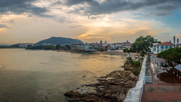 Photo vue du casco viejo sur la place de france à panama