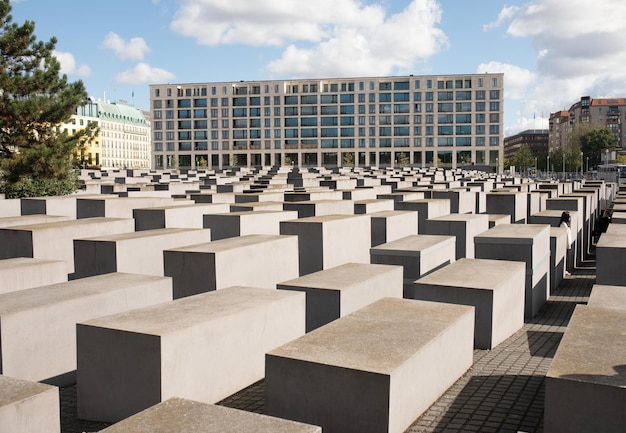 Vue du célèbre Mémorial de l'Holocauste juif avec le beau ciel en arrière-plan, Berlin.