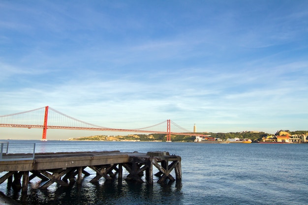 Vue du célèbre pont portugais sur le Tage situé à Lisbonne, Portugal.