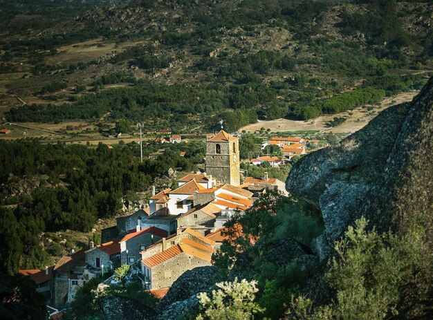 Photo vue du célèbre village de monsanto au portugal