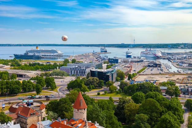 Vue du centre médiéval de la ville de Tallinn au port avec des paquebots de croisière modernes Tallinn Estonie