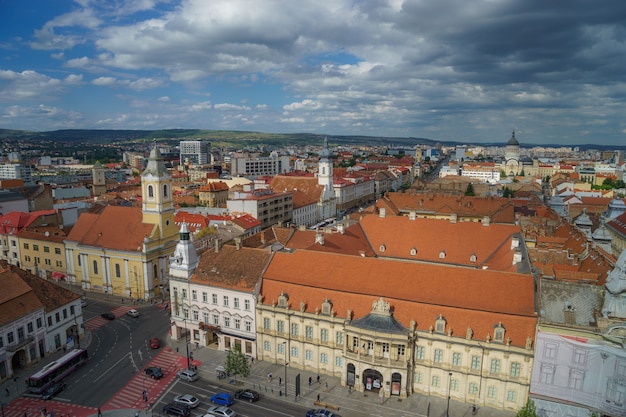 Vue du centre-ville de Cluj Napoca depuis le toit en été.