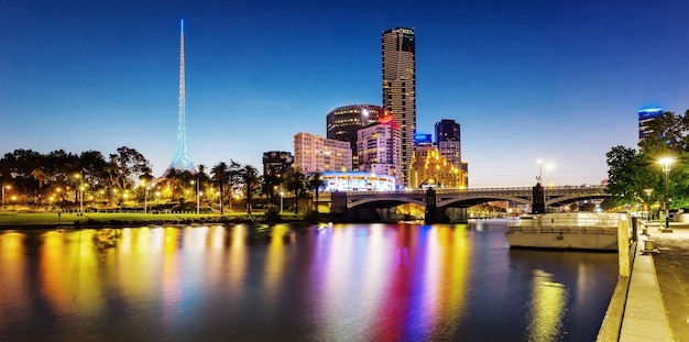 Une vue du centre-ville de Melbourne sur la rivière Yarra la nuit à Melbourne, Victoria, Austr