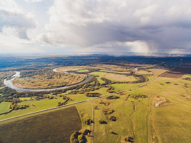 Vue du champ vert et du ciel.