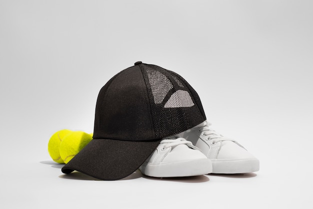 Vue du chapeau de camionneur avec des balles de tennis