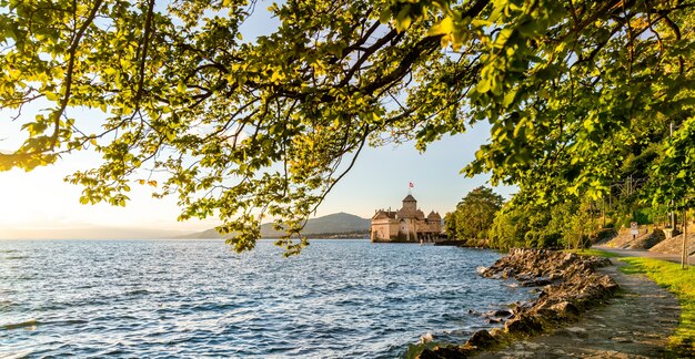 Photo vue du château de chillon sur le lac léman en suisse