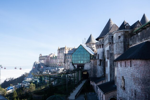 Photo une vue du château du haut de la colline